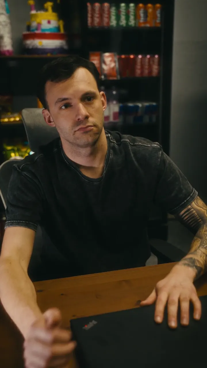 Kadras iš Lava Floor reklaminio video, perteikiančio vietos jausmą