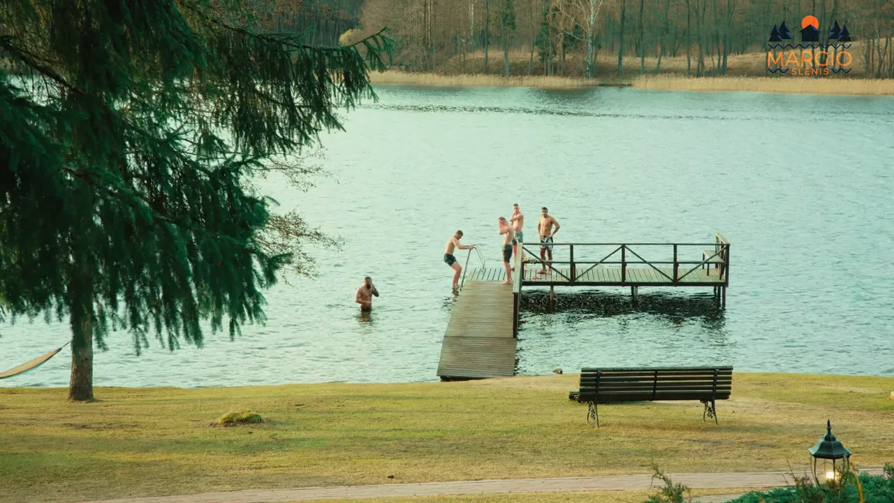 Kadras iš neformalaus verslininkų renginio video, filmuoto Margio slėnio sodyboje